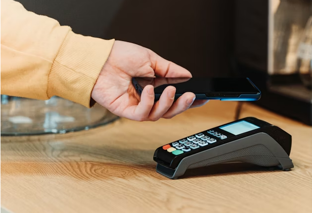 celular e maquininha de banco do brasil